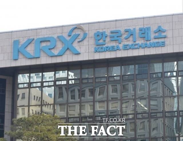 한국거래소가 이날(7일)부터 경제 선도기업으로 구성된 KRX K-뉴딜지수 5종을 발표했다. 이에 증시에 미칠 영향에 관심이 쏠린다. /더팩트 DB