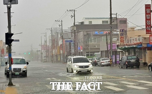 7일 오전 제10호 태풍 ‘하이선’이 통과한 포항 지역은 강풍과 국지성 호우로 피해가 속출했다. 남구 해도동 도로가 침수된 모습/포항=김달년기자