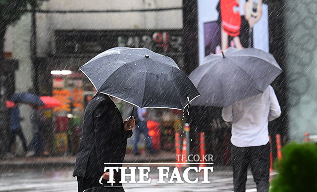 제10호 태풍 하이선 (HAISHEN)의 영향으로 전국에 비가 내린 7일 오전 서울 종로구 광화문역 일대의 시민들이 우산을 쓰고 발걸음을 재촉하고 있다. /이동률 기자