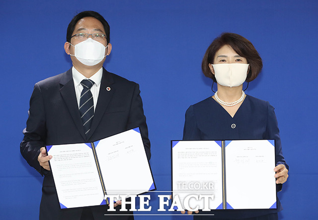 한정애 더불어민주당 정책위의장(오른쪽)과 최대집 대한의사협회장이 4일 오전 서울 여의도 민주당사에서 정책협약 이행 합의서에 사인 후 포즈를 취하고 있다./배정한 기자