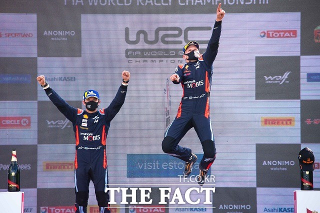 2020 WRC 4차 대회에서 현대차 월드랠리팀 소속 오트 타낙 선수와 팀 동료 팀 동료 크레이그 브린 선수는 각각 1, 2위에 이름을 올렸다. /현대차 제공