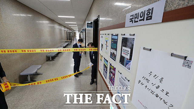 7일 오전 국회를 출입하는 한 언론사 취재기자가 코로나19 확진 판정을 받아 국회가 또다시 비상이 걸렸다. 지난달 말 첫 국회 상주 직원 확진자가 나온 이후 세 번째 확진자다. 국회는 이날 오후 소통관을 폐쇄하고 방역을 실시할 예정이다. 국민의힘 정책위의장실 소속 당직자가 코로나19 확진을 받은 지난 3일 오후 국회에서 방호요원들이 본청 2층을 폐쇄하고 있는 모습. /배정한 기자