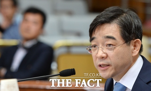 권순일 대법관은 여성과 아동 등 사회적 약자 인권에 유의미한 판례를 내놓는 대법관으로도 꼽힌다. 사진은 지난 2014년 대법관 후보자 시절 국회 인사청문회에서 질의에 답하는 권 대법관의 모습. /임영무 기자