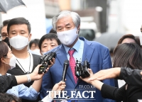 [TF포토] 옅은 미소 지으며 질의에 답하며 전광훈