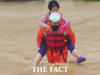  [TF포토]소방대원 고마워요...폭우로 고립 된 주민들 무사히 구조