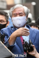 [TF포토] 많은 인파에 불쾌한 표정 짓는 전광훈