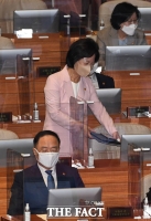 [TF포토] 추미애, 아들 '특혜 휴가' 의혹에도 '여유'