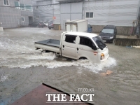  [TF사진관] 태풍 '하이선' 영향 부산시민 출근길 '험난'
