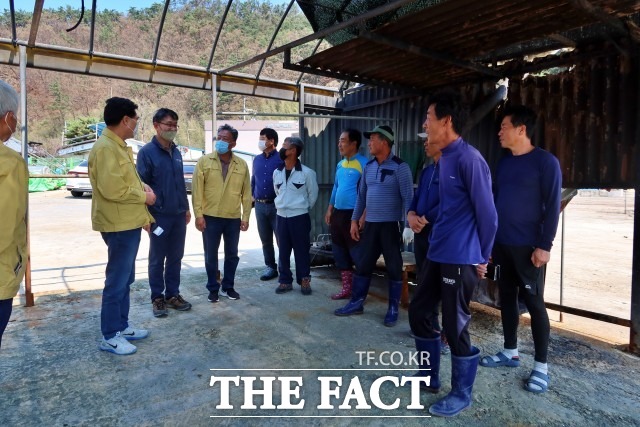 포항시의회(의장 정해종) 의장단 및 상임위원장단은 8일 장기면 태풍 피해 현장을 찾아 피해 주민들의 의견을 청취하고 있다./포항시의회 제공