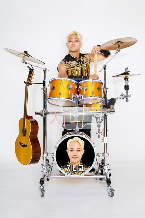 가수 지니고가 지난달 7일 트로트 데뷔곡 후끈후끈을 발표하고 3단 드럼 퍼포먼스 등 흥 넘치는 무대로 존재감을 각인했다. /비밀결사단 제공