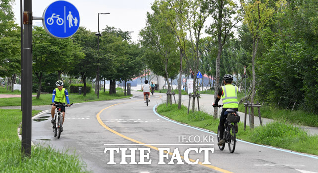 8일 오후부터 이용객이 많은 한강공원 일부 구역의 출입이 통제된다. 서울시가 한강공원 중 5개소를 추가 개방한 13일 오후 서울 마포구 난지 한강공원 일대에서 시민들이 자전거를 타고 있다. /임세준 기자