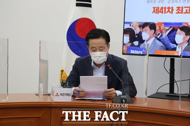 이태규 국민의당 의원이 8일 추미애 법무부 장관 일가 의혹을 적극 두둔하는 여당 의원들을 향해 방어 논리가 궤변에 가깝다라며 이들의 입이 비뚤어지지 않았는데 말을 비뚤어지게 하는 이유는 원래 생각 자체가 비뚤어졌거나, 아니면 누군가에게 매번 충성 도장을 찍어야 살아남을 수 있는 그들만의 정치풍토 때문일 것이라고 꼬집었다. /이 의원 페이스북 갈무리