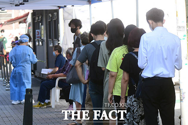 정부와 여당이 코로나19 재확산에 따른 경제 위기 극복을 위해 7조 원대 규모의 2차 긴급재난지원금 선별적 지급을 결정한 가운데 국민 10명 중 6명이 이에 찬성한다는 여론조사 결과가 나왔다. 지난달 24일 서울 성북구 성북구보건소에 마련된 선별진료소에서 시민들이 검사를 받기 위해 줄을 서고 있는 모습. /이동률 기자