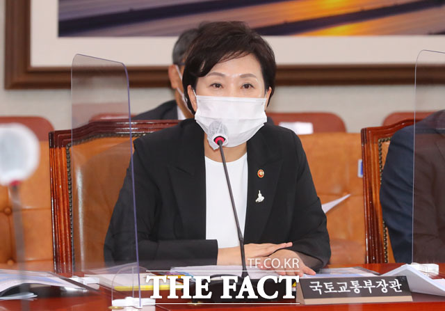 질의 답변하는 김현미 장관.