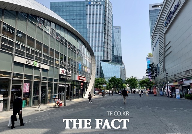 업계는 올리브영이 업계 공고한 1위 자리를 지키고 있는 만큼 앞서 인적 분할 당시보다 불어난 몸값을 받을 것이란 관측도 나온다. /이민주 기자