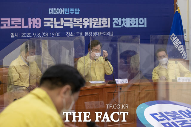 이낙연 코로나19 국난극복위원회 상임위원장이 8일 오후 서울 여의도 국회에서 열린 더불어민주당 제1차 코로나19 국난극복위원회 전체회의에 참석해 안경을 고쳐쓰고 있다. /국회사진취재단