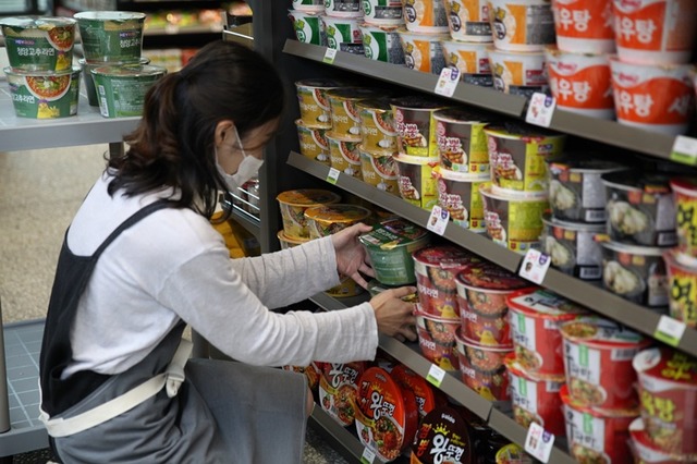 BGF리테일은 발달장애인 스테프가 상품을 쉽게 옮길 수 있도록 점포 내부에서 트롤리를 사용할 수 있도록 했으며, 진열대 공간을 30% 확대해 여유 동선을 확보했다. /BGF리테일 제공