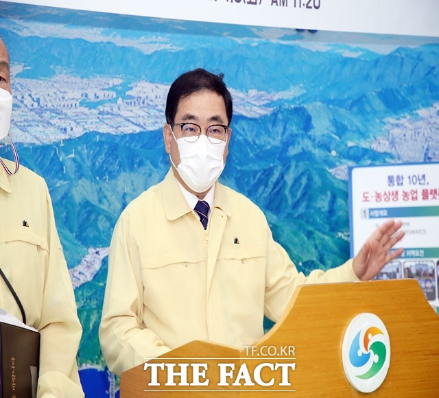 허성무 창원시장이 8일 시청 프레스센터에서 기자회견을 통해 집단감염이 발생한 대구 동충하초 사업 설명회에 참석한 확진자 3명이 동행자가 있다는 것을 숨긴 사실에 대해 고발 조치 했다고 밝혔다./창원시 제공.