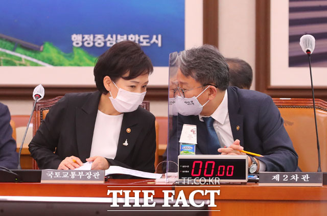 김현미 국토교통부 장관(왼쪽)이 손명수 제2차관과 대화하고 있다.