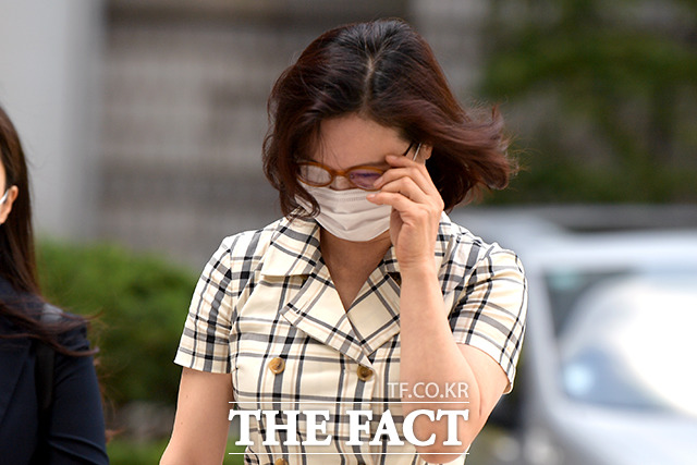 정경심 동양대 교수가 8일 오전 서울 서초구 서울중앙지방법원에서 열린 속행 공판에 출석하기 위해 법정으로 향하고 있다. /이선화 기자