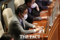 [TF포토] 주호영 원내대표 연설 경청하는 이낙연