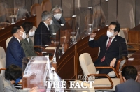 [TF포토] 이야기 나누는 정세균-홍남기-유은혜