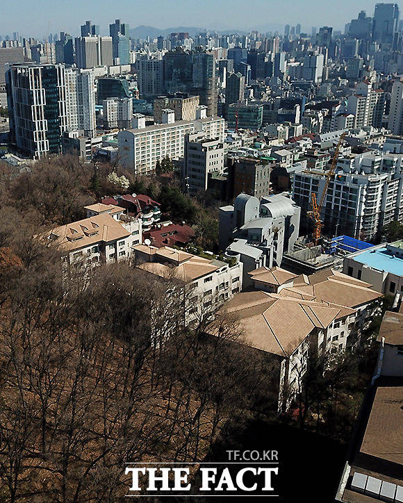서울시가 강남 재개발·재건축 공공기여금을 강북지역에 사용할 수 있도록 법 개정을 추진한다. 2006년 이후 전국에서 가장 비싼 아파트 자리를 15년째 차지한 서초 트라움하우스 뒤로 강남지역의 전경이 보이고 있다. /이효균 기자