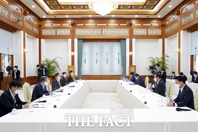 문재인 대통령이 9일 오전 청와대 본관에서 이낙연 더불어민주당 대표를 비롯한 당 지도부와 간담회를 하고 있다. /청와대 제공