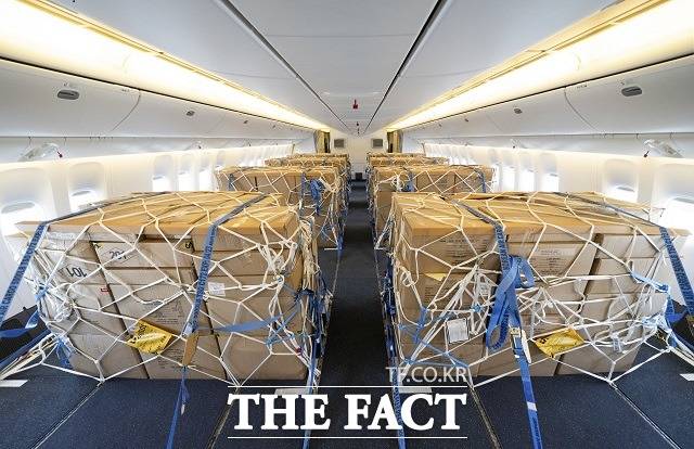 대한항공은 기존 승객들이 탑승하던 보잉 777-300ER 여객기 상단의 객실좌석을 제거해 약 10.8t의 화물을 추가로 실을 수 있는 공간을 확보했다. /대한항공 제공