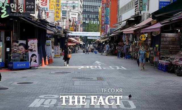 통계청이 9일 발표한 8월 고용동향에 따르면 지난달 취업자 수는 2708만5000명으로, 1년 전보다 27만4000명 줄었다. 지난달 26일 서울 중구 남대문시장의 한산한 모습. /이선화 기자