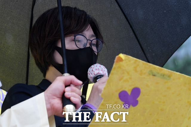 8일 정의연이 조선일보 등 4개 언론사를 상대로 민사소송을 제기했다. 사진은 지난 6월 서울 종로구 주한일본대사관 앞 제1445차 정기 수요시위에 참석한 이나영 정의연 이사장의 모습. /남용희 기자