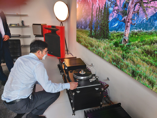 이재용 삼성전자 부회장이 9일 오후 서울 강남구 삼성디지털프라자 삼성대치점을 찾아 프리미엄 가전제품 판매 현장을 점검하고 있다. /삼성전자 제공