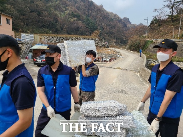 해군 제1함대 소속 118전대 대원들이 울릉군 서면 일대에서 강풍으로 떨어져 나온 체육시설물 등 기타 폐기물들을 주민 안전을위해 정리하고있다./해군 제1함대 제공