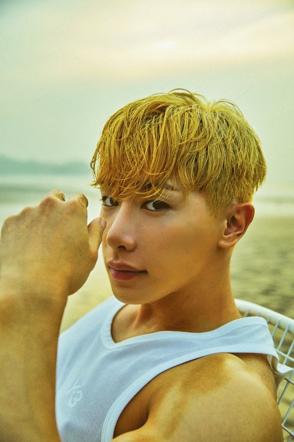 원호가 지난 4일 솔로 미니앨범 Love Synonym #1 : Right for Me를 발매하고 솔로 가수로 본격적인 첫발을 뗐다. /하이라인엔터 제공