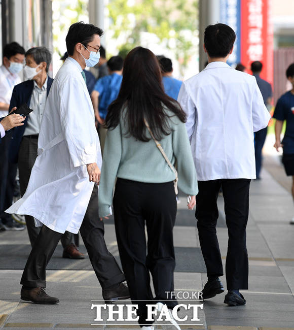 전공의 집단 진료거부 사태가 파업 18일 만에 중단된 가운데 8일 오후 서울 종로구 연건동 서울대학교병원에서 현장에 복귀한 의료진들이 병원으로 들어서고 있다. /임세준 기자