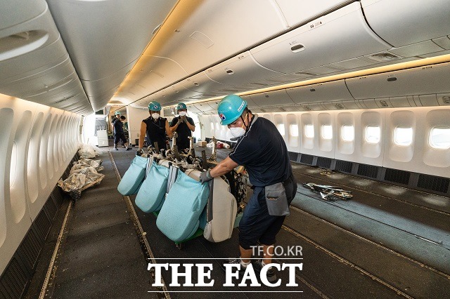 대한항공이 9일 코로나19로 멈춰선 여객기 가운데 화물 수송을 위해 개조 작업을 마친 보잉 777-300ER 기종을 처음으로 화물 노선에 투입한다고 밝혔다. /대한항공 제공