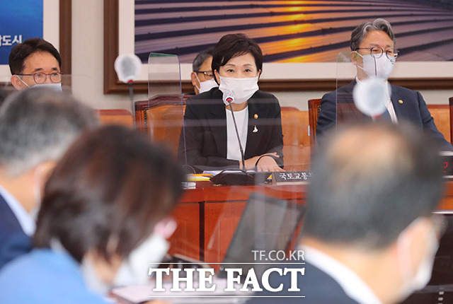 의원들의 질의에 마스크를 착용한 상태로 답변하는 김현미 국토교통부 장관(가운데).