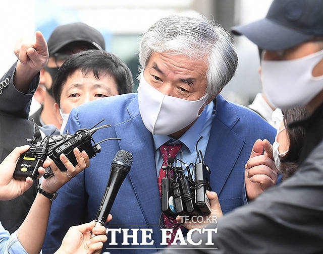 보석 취소로 재수감되는 전광훈 목사가 7일 오후 성북구 사랑제일교회 인근 자택에서 서울구치소로 호송되기 전 취재진의 질의에 답하고 있다./이동률 기자