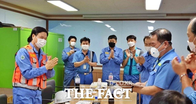 이희근 포항제철소 선강담당 부소장(사진 왼쪽)이 지난 3일 제선부 원료공장에 응원 메시지와 간식을 전달하고 있다./포항제철소 제공