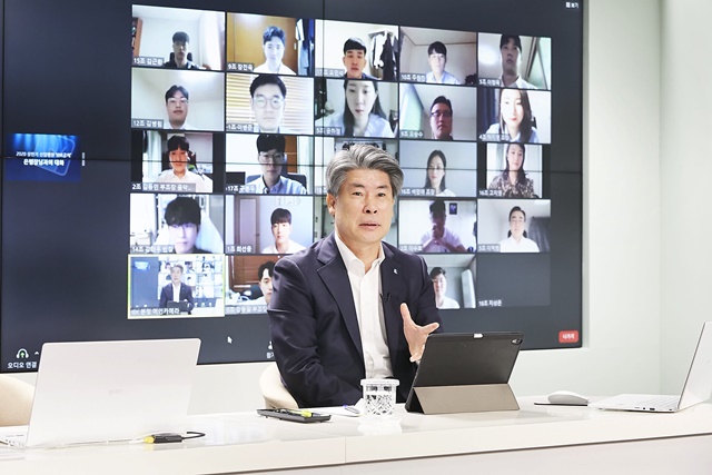 윤종원 기업은행장이 9일 서울 을지로 기업은행 본점에서 2020년 상반기 신입행원들과 실시간 온라인으로 대화의 시간을 갖고 있다. /기업은행 제공