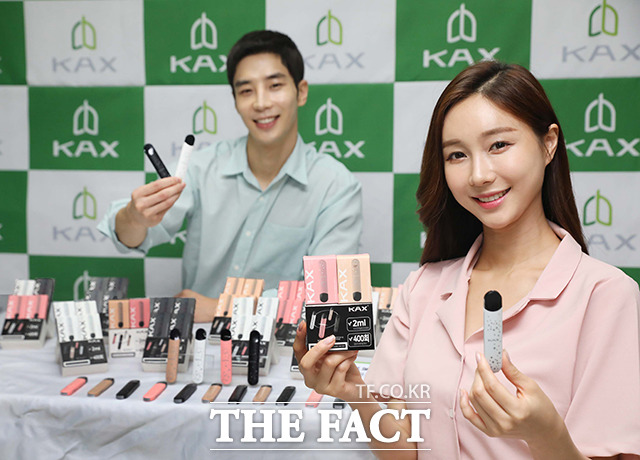 디베이프가 10일 서울 강남구 신사동 사무실에서 일회용 액상형 전자담배 신제품 칵스(KAX) 출시행사를 진행한 가운데 모델들이 제품을 소개하고 있다.