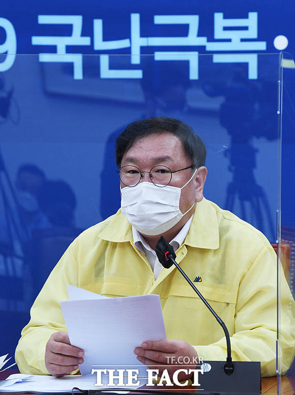 김태년 더불어민주당 원내대표는 공수처 설치와 특별감찰관 임명 동시 진행을 야당에 촉구했다. 지난 3일 열린 민주당 정책조정회의에 참석한 김 원내대표. /배정한 기자