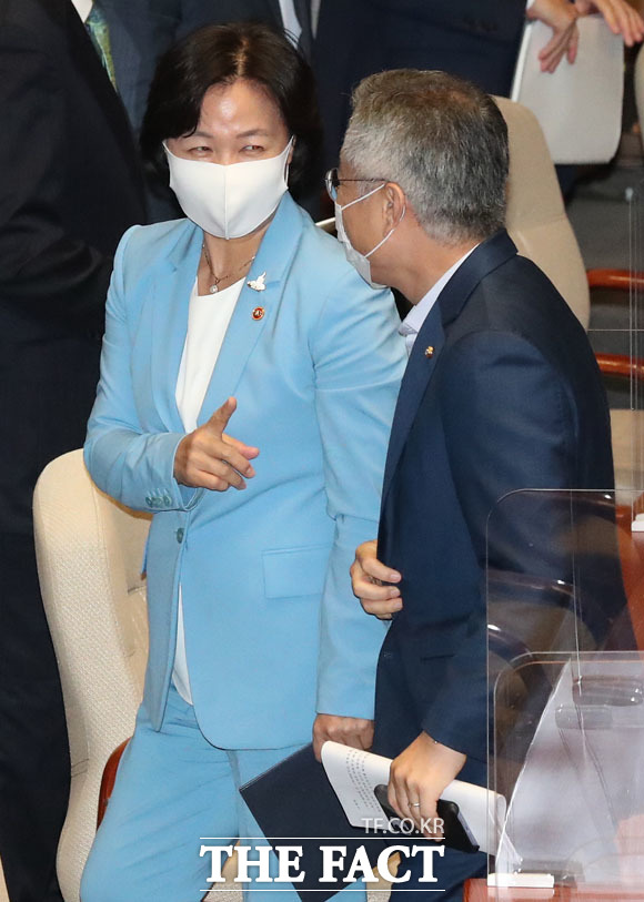 8일 국회 본회의장에서 열린 교섭단체 대표연설에 참석한 추미애 법무부 장관이 최강욱 열린민주당 대표와 이야기를 나누고있다./국회 사진취재단