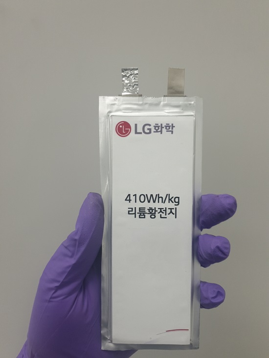 고고도 무인기 비행 테스트에 탑재된 LG화학의 리튬-황 배터리의 모습. /LG화학 제공