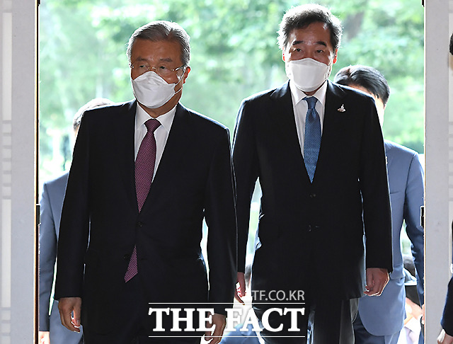 10일 박병석 국회의장 주최 교섭단체 정당대표 오찬 간담회에 참석하는 김종인(왼쪽) 국민의힘 비상대책위원장과 이 낙연대표. /이새롬 기자