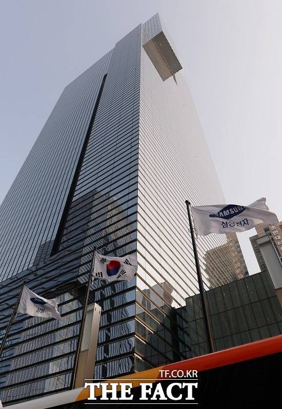 10일 오전 유가증권시장에서 삼성전자가 3분기 실적 기대감으로 장중 6만 원을 돌파했다. /더팩트DB