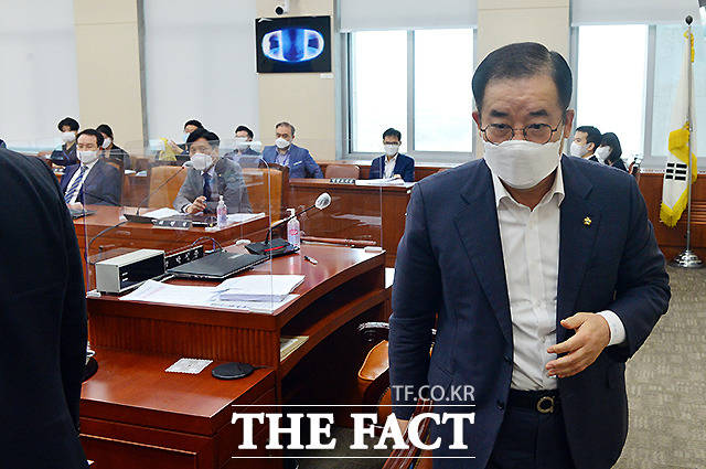 설전 끝에 산회를 선언한 후 회의장을 나서는 박 위원장