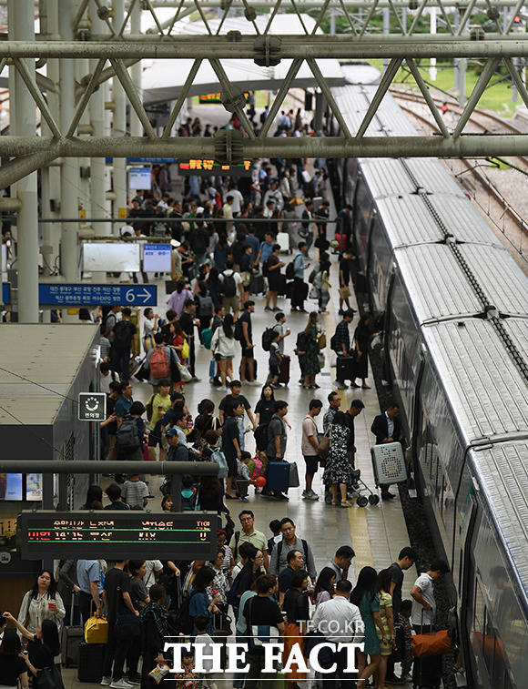 서울역에서 고향으로 향하는 열차에 오르는 귀성객들.