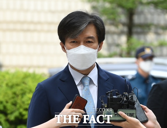 10일 조국 전 법무부 장관은 송철호 지지 부탁 기사를 보도한 기자들에 소송을 냈다. 사진은 조 전 장관이 지난 6월 서울중앙지법에서 열린 공판에 출석한 모습. /이동률 기자