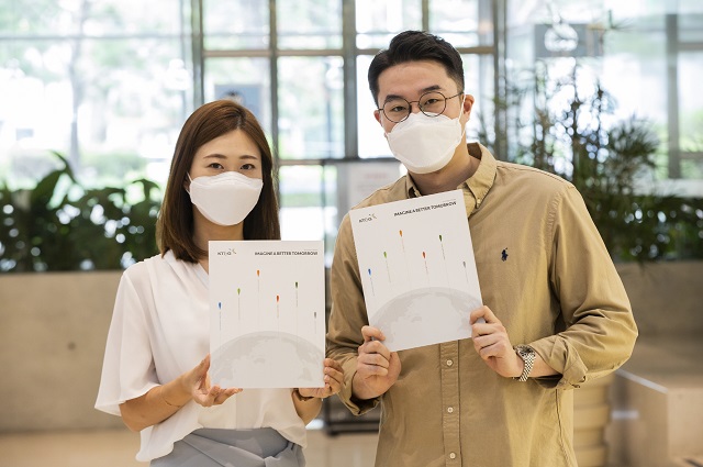 KT&G 사회공헌실 직원들이 KT&G의 지난해 사회공헌 활동의 성과를 담은 사회공헌 보고서 2019 KT&G S-REPORT를 들고 있다. /KT&G 제공